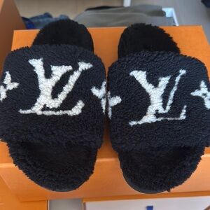 NEW Louis Vuitton Monogram Black and White Shearling Slides